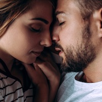 Liebeszauber im Überblick: Eine Frau und ein Mann kuscheln.