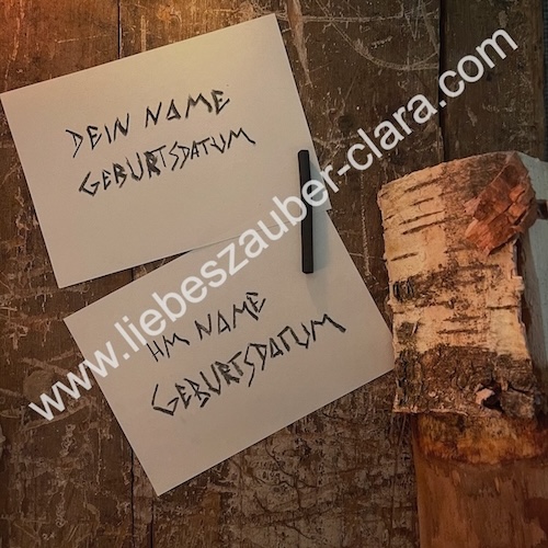 Foto, welches die beiden Zettel zeigt, auf die der Name und das Geburtsdatum von dir und von der Person deines Herzens mit einem Kohlestift geschrieben sind.