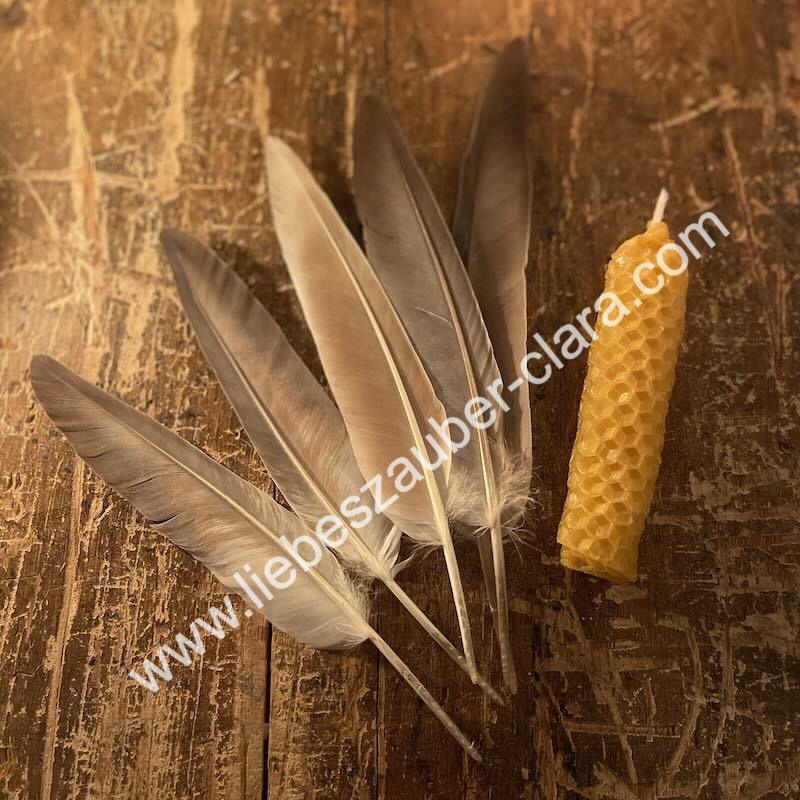 Fünf Vogelfedern und eine Bienenwachskerze für die Partnerrückführung zum Selbermachen