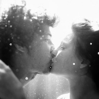 Eine Frau und ein Mann zusammen unter Wasser