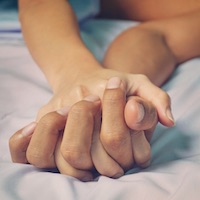 Partnerrückführung. Mann und Frau halten Hände.